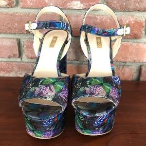 Den ‘70s Printed Platform Heels